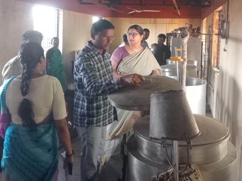 నాణ్యమైన భోజనం అందించాలి: కలెక్టర్