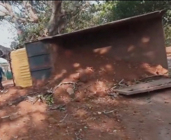 అదుపుతప్పి టిప్పర్ లారీ బోల్తా