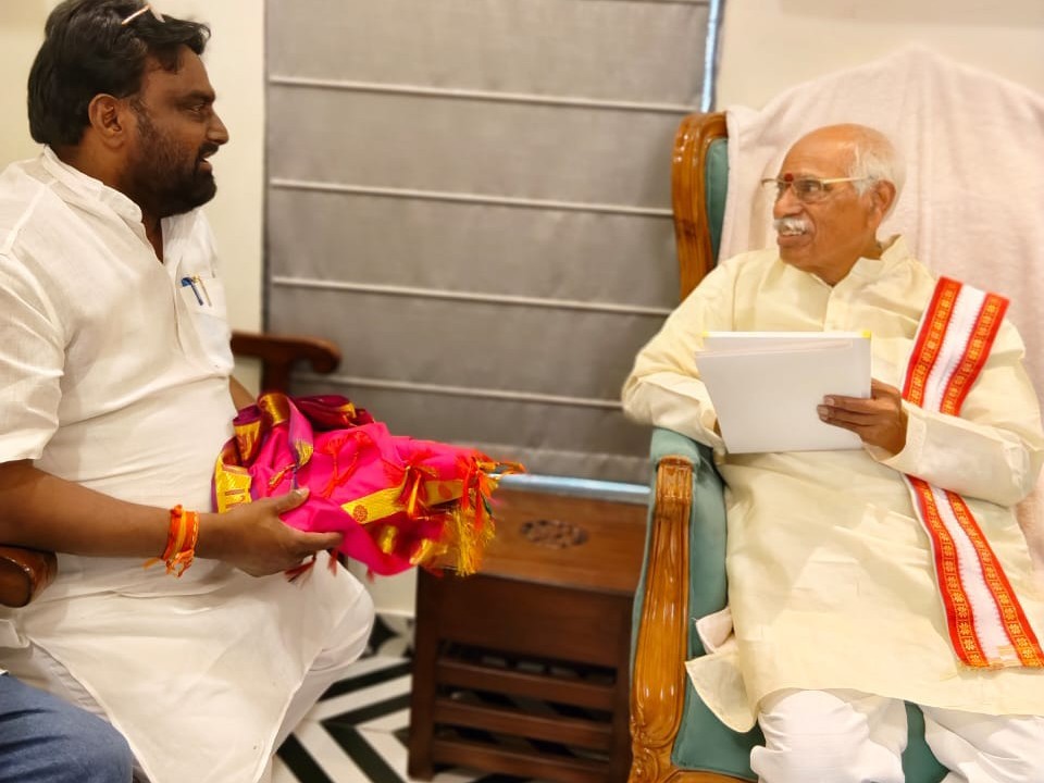 మాజీ గవర్నర్‌ను కలిసిన ఆచారి