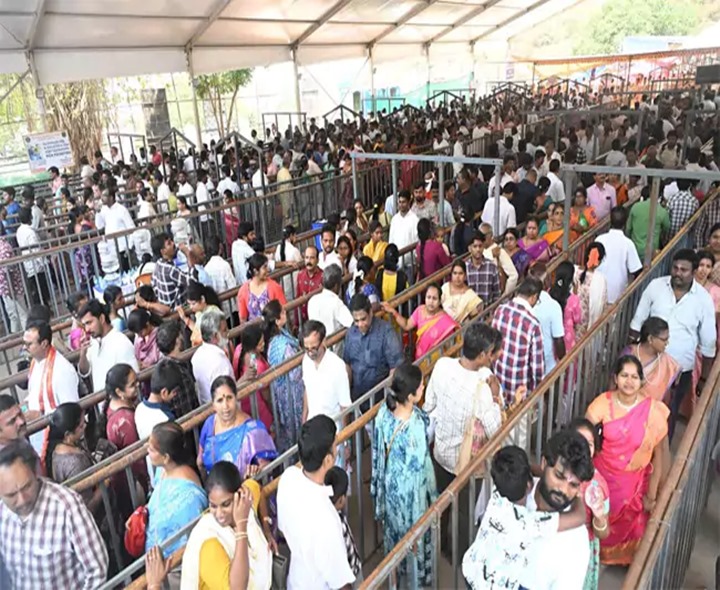 సింహాచలంలో భక్తుల కోలాహలం