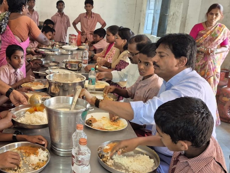 వసతి గృహాల్లో పరిశుభ్రత పాటించాలి: అదనపు కలెక్టర్