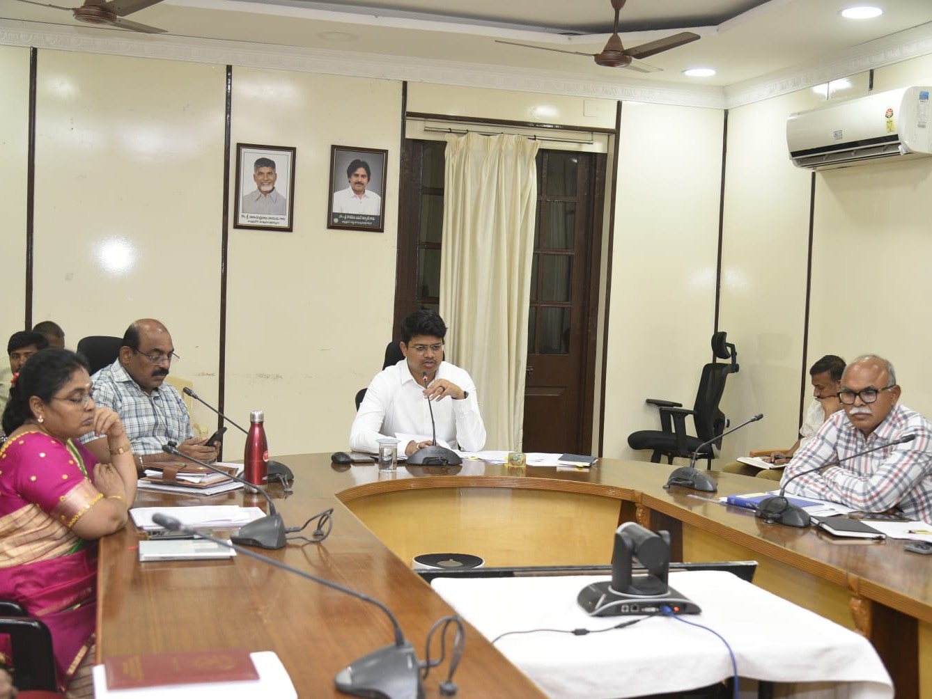 నిర్దేశిత లక్ష్యాలను గడువులోగా పూర్తి చేయాలి: జేసీ