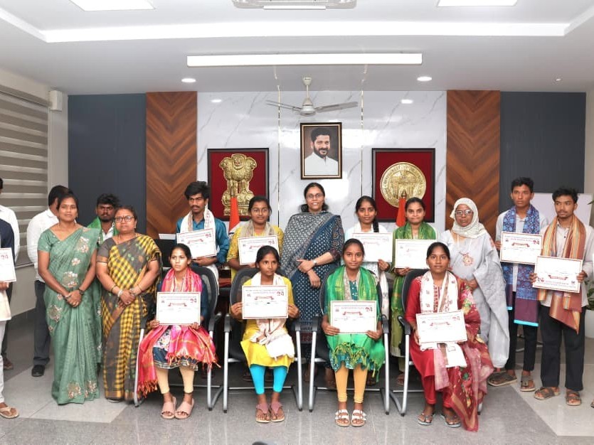 గురుకుల విద్యార్థులను సత్కరించిన కలెక్టర్