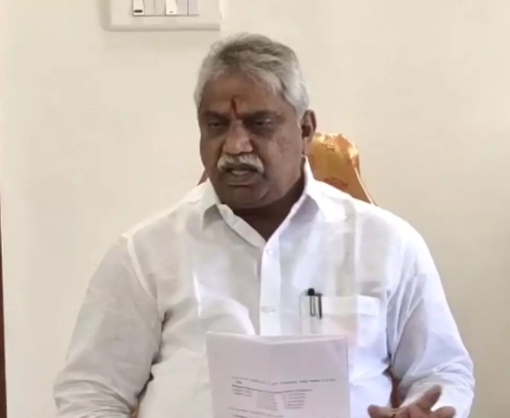 ‘చనిపోయినవారికీ పాస్ పుస్తకాలు ఇస్తున్నారు’