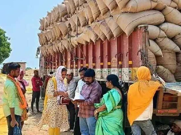 ధాన్యం కొనుగోలు కేంద్రాన్ని తనిఖీ చేసిన తహసిల్దార్