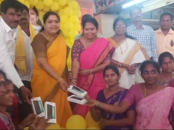 ‘మహిళా సంఘాల అభివృద్ధికి వీఏఓలు కీలక పాత్ర పోషించాలి’