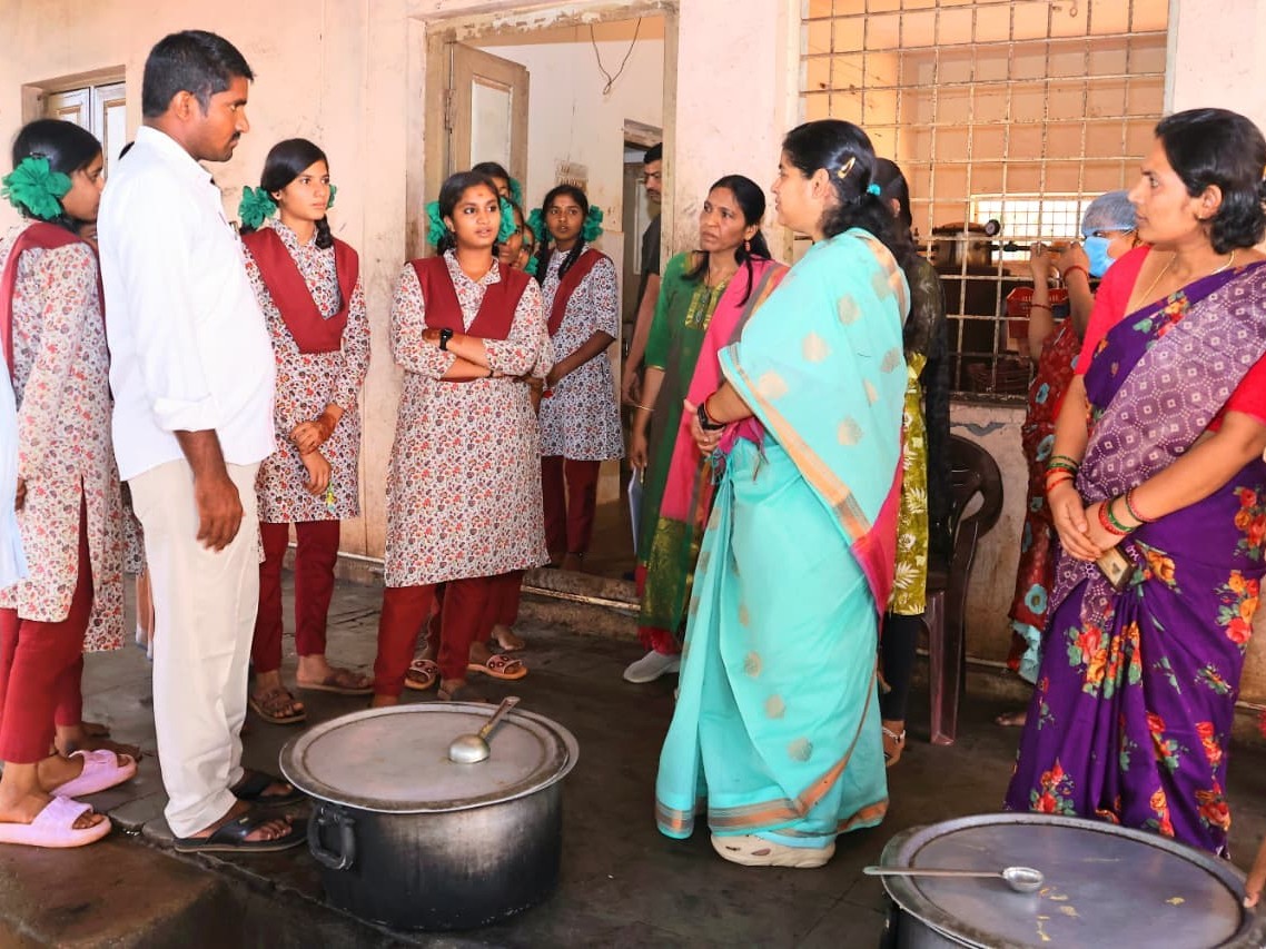 ఆశ్రమ పాఠశాలను సందర్శించిన కలెక్టర్