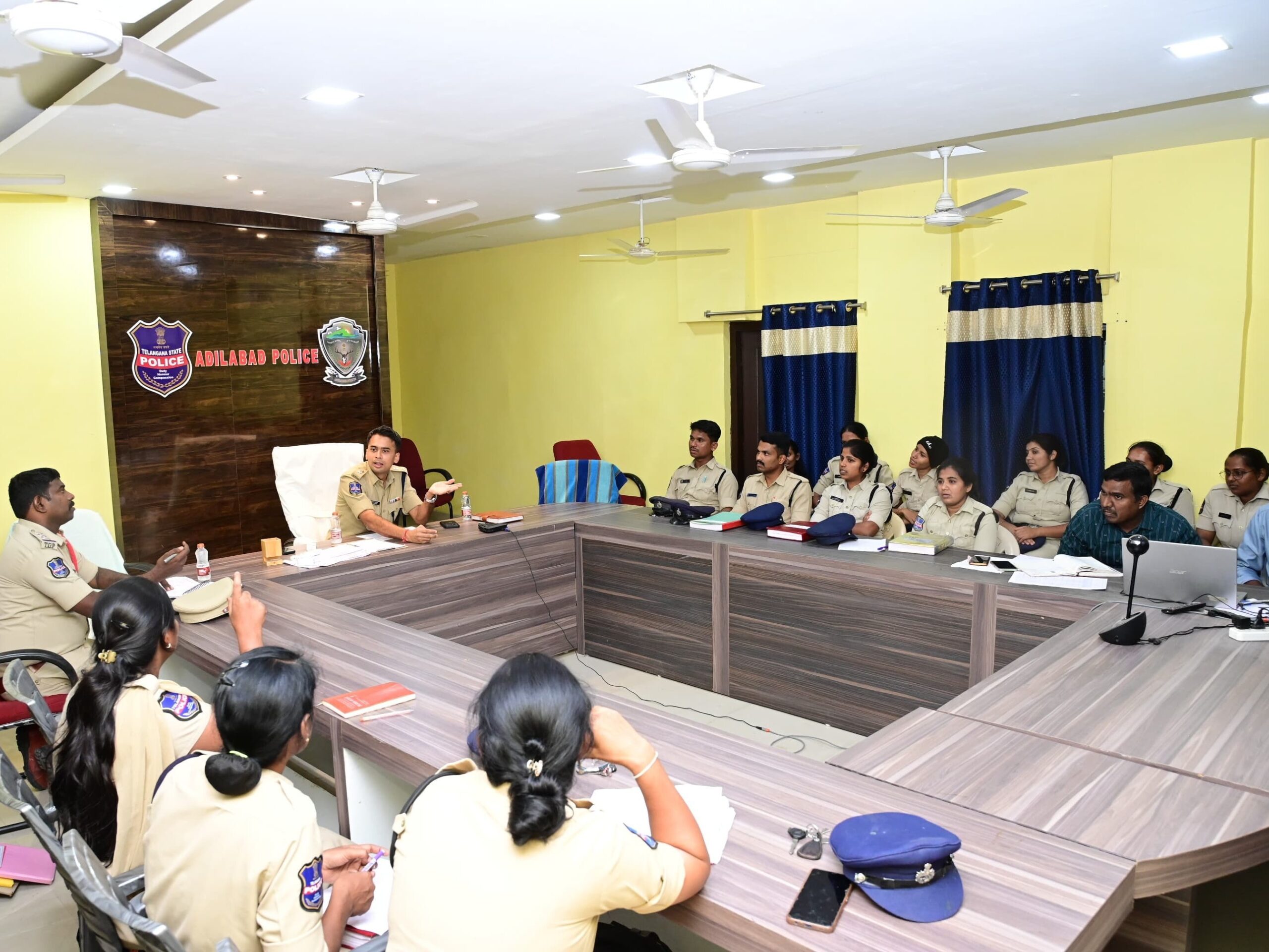 పోలీస్ స్టేషన్‌లో రిసెప్షనిస్టుల పాత్ర కీలకమైనది: SP