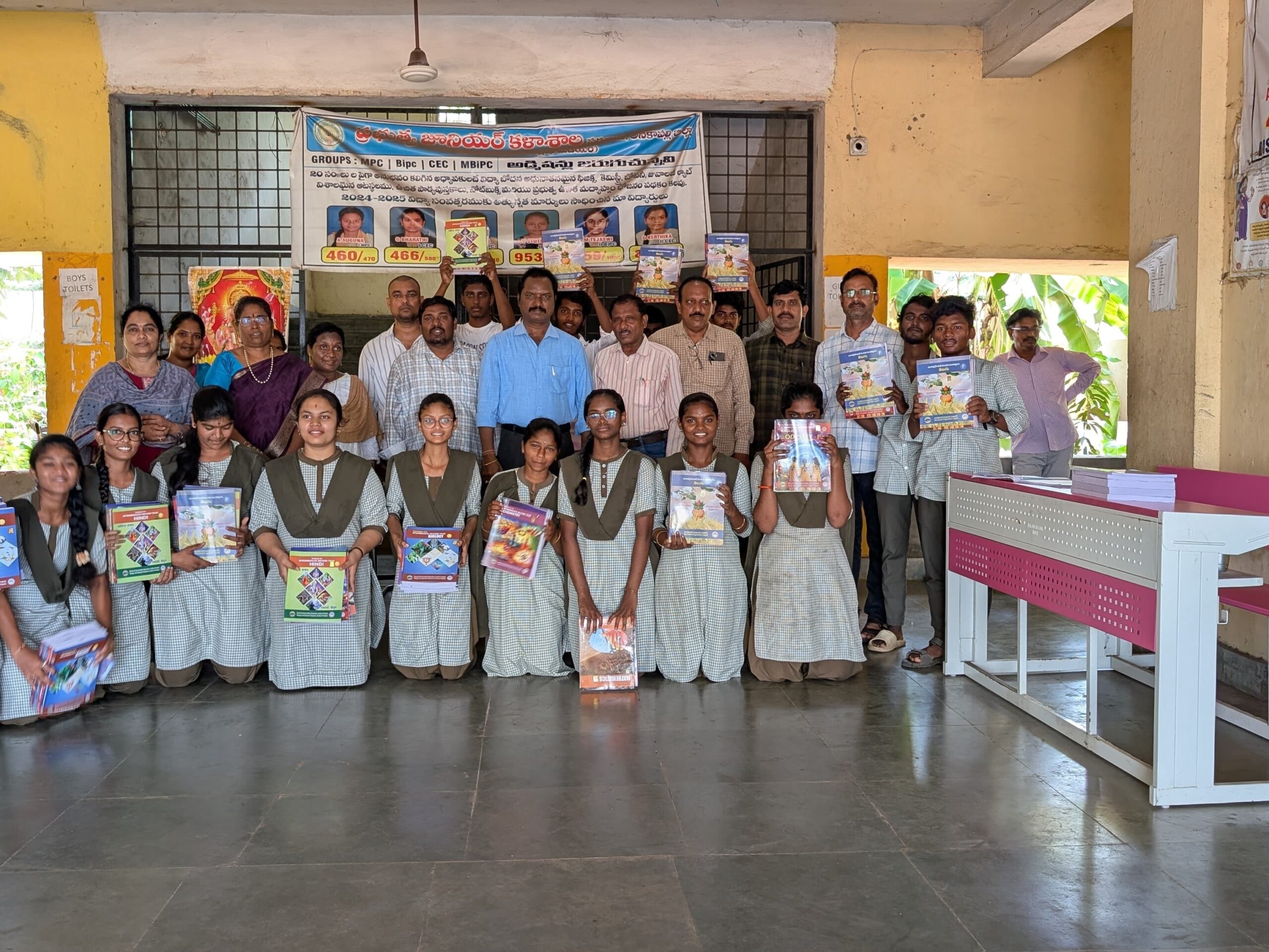 ఇంటర్ విద్యార్థులకు పాఠ్యపుస్తకాలు పంపిణీ