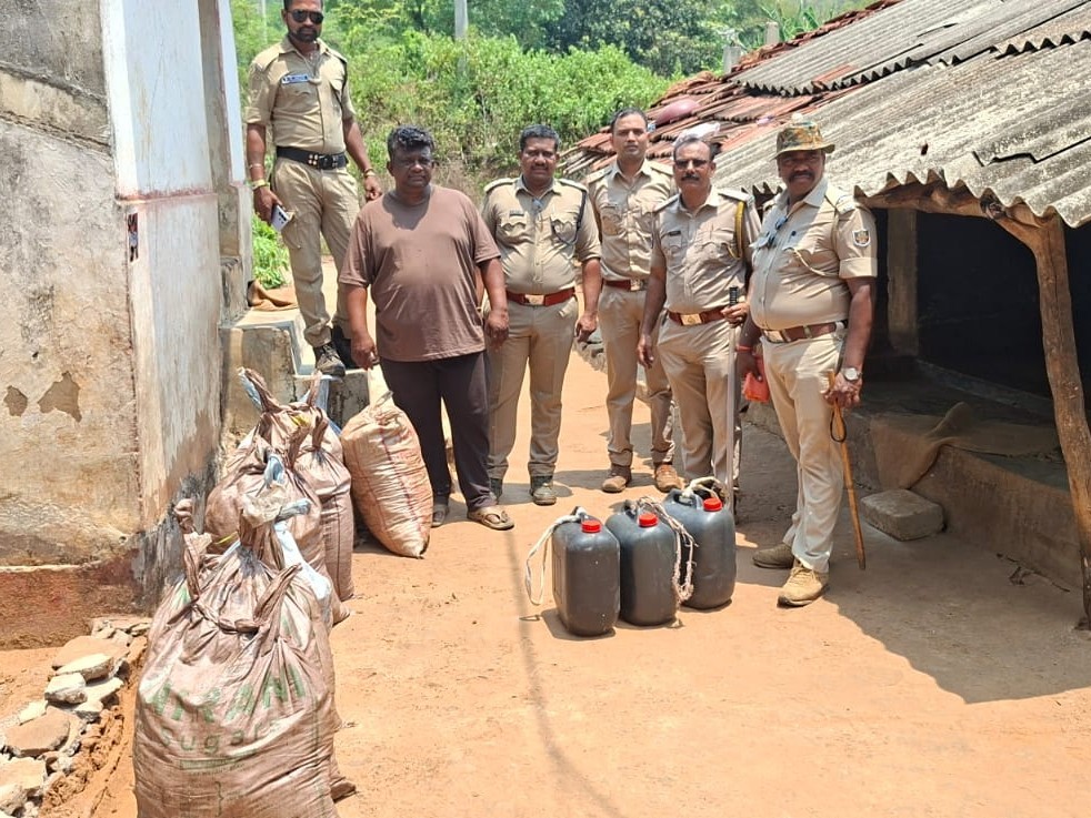 అంతరాష్ట్ర దాడుల్లో 8400 లీటర్ల బెల్లపు ఊట ధ్వంసం