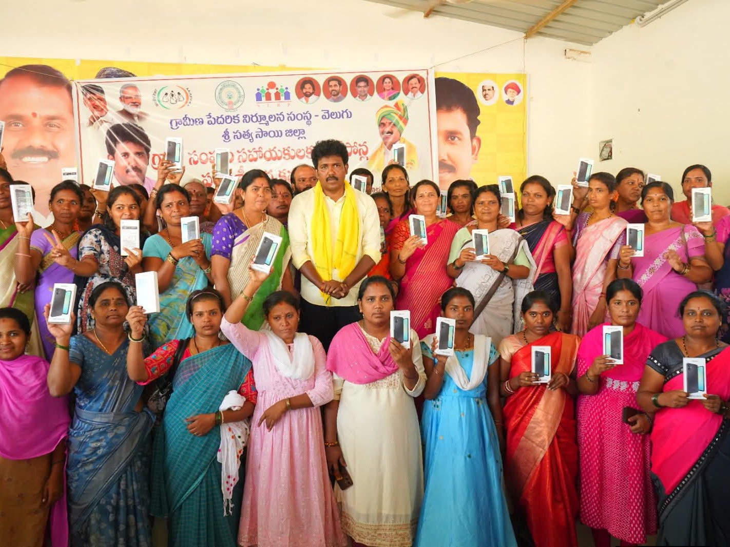 విలేజ్ అసిస్టెంట్లకు సెల్ ఫోన్ల పంపిణీ