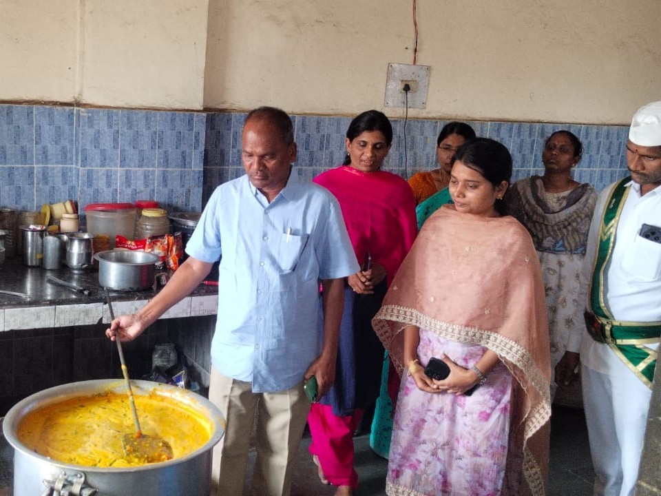 MJPBCW వసతి గృహాన్ని సందర్శించిన అదనపు కలెక్టర్