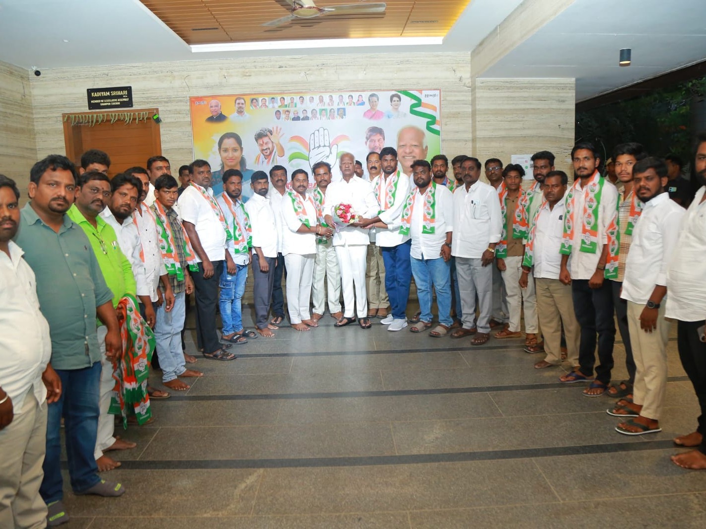 ఎమ్మెల్యే సమక్షంలో కాంగ్రెస్ లోకి చేరికలు