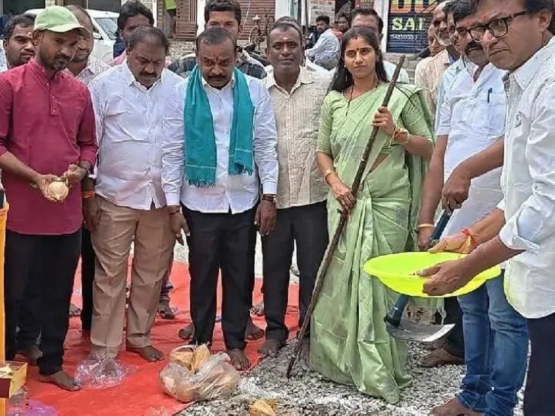 స్వాగత తోరణానికికు భూమి పూజ