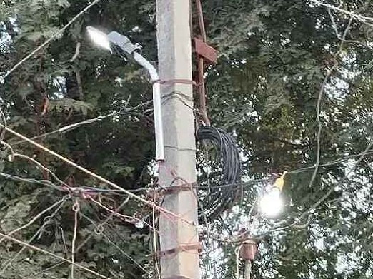 పగటిపూట వెలుగుతున్న విద్యుత్ దీపాలు