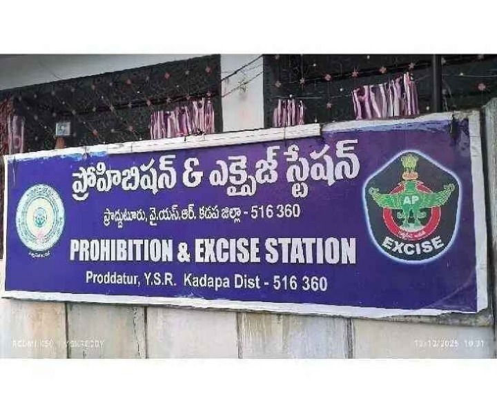 అర్ధరాత్రి హోంగార్డుపై మందుబాబుల దాడి.!