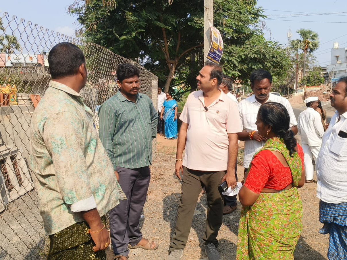 నందివెలుగులో స్పెషల్ ఆఫీసర్ పర్యటన