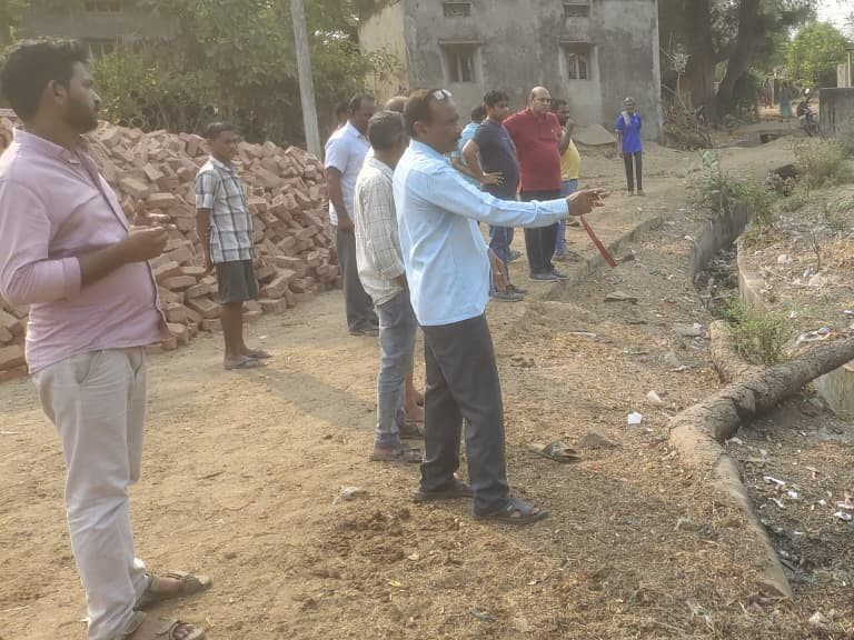 ప్రజా సమస్యలను అడిగి తెలుసుకున్న జిల్లా అధ్యక్షుడు