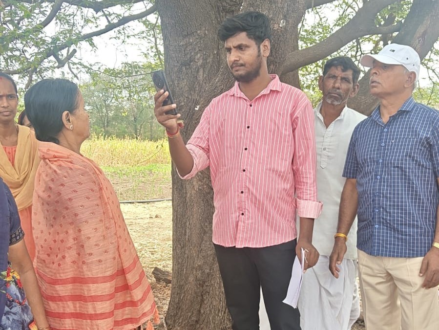 ఉపాధి కూలీల హాజరు పరిశీలించిన ఎంపీడీవో