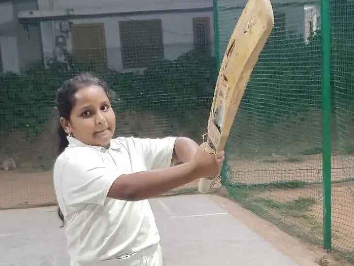 అండర్-14 బాలికల క్రికెట్ పోటీలకు ఎంపికైన వర్షిని