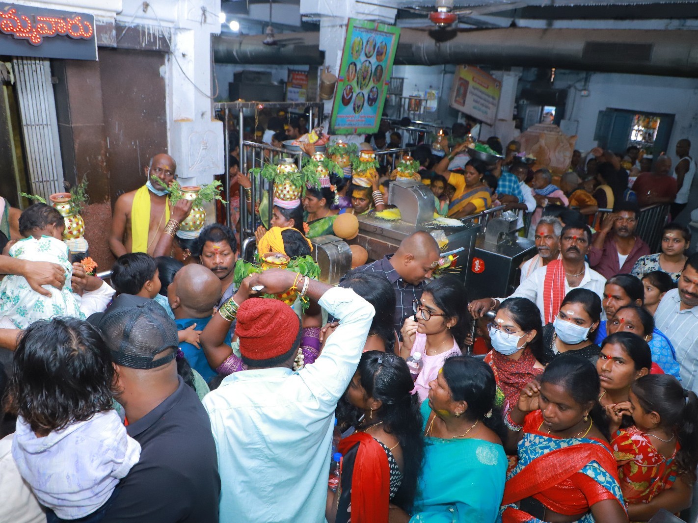 బద్ది పోచమ్మ ఆలయానికి పోటెత్తిన భక్తులు