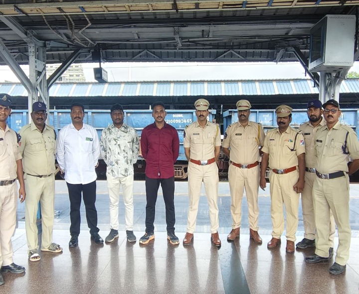 రైళ్లలో ఈగల్ టీం పోలీసులు తనిఖీలు