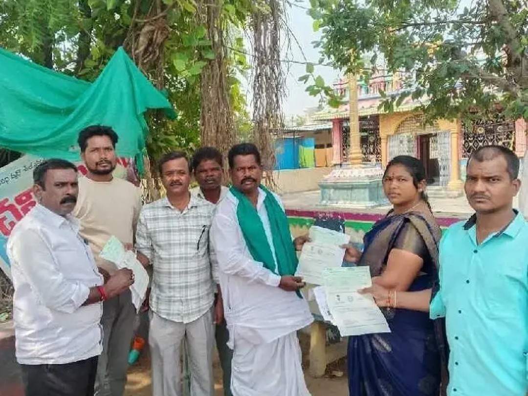 సీఎంరిలీఫ్ ఫండ్ చెక్కులు పంపిణీ