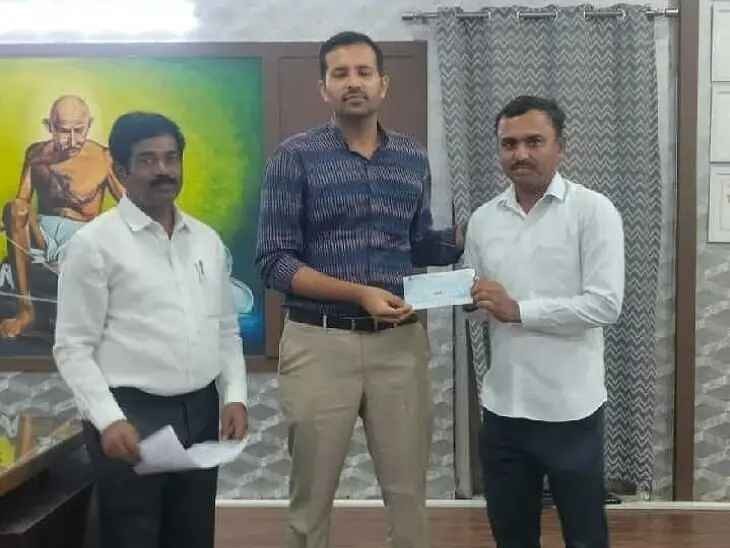 ఫీల్డ్ అసిస్టెంట్‌కు రివార్డు అందజేసిన కలెక్టర్