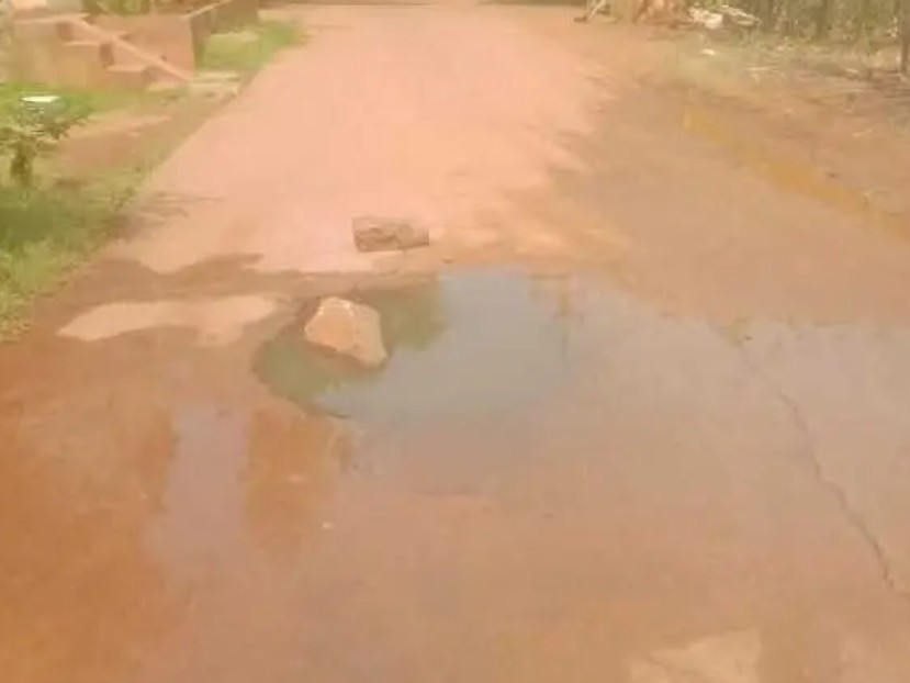 మధు కాలనీలో పొంగిపొర్లుతున్న డ్రైనేజీ