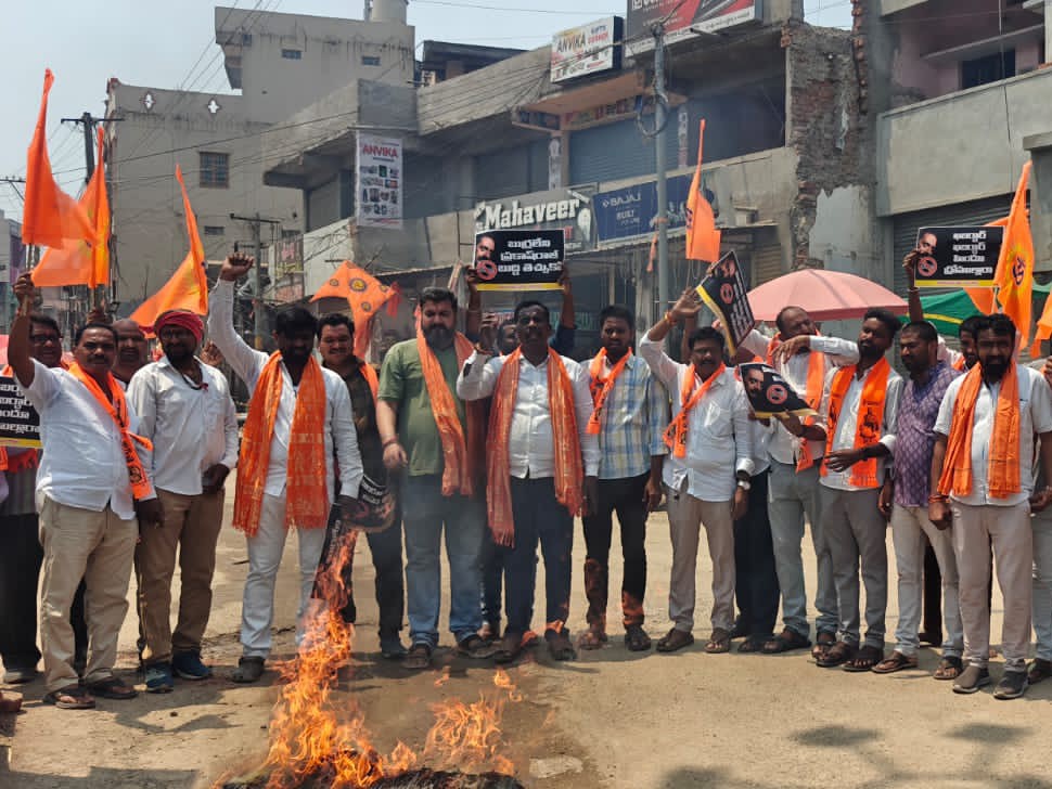 సినీ నటుడు ప్రకాష్ రాజ్ దిష్టిబొమ్మ దగ్ధం