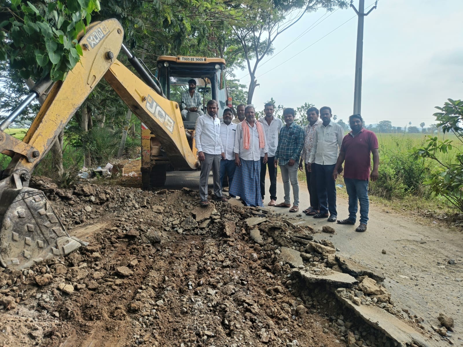 గుంతలను పూడ్చి వేయించిన సర్పంచ్