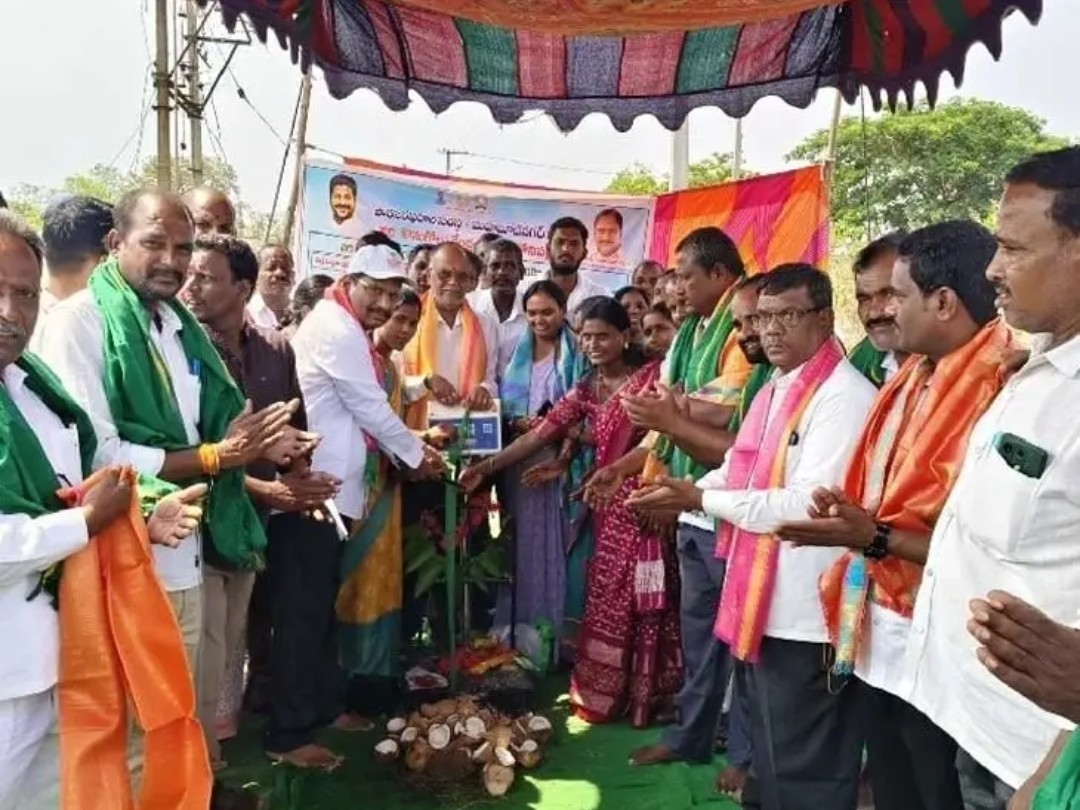 ధాన్యం కొనుగోళ్లపై రైతులకు భరోసా ఇచ్చిన ఎమ్మెల్యే