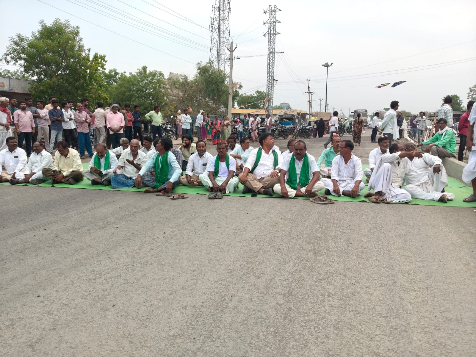 శనగ పంటను కొనుగోలు చేయాలని రైతుల ధర్నా