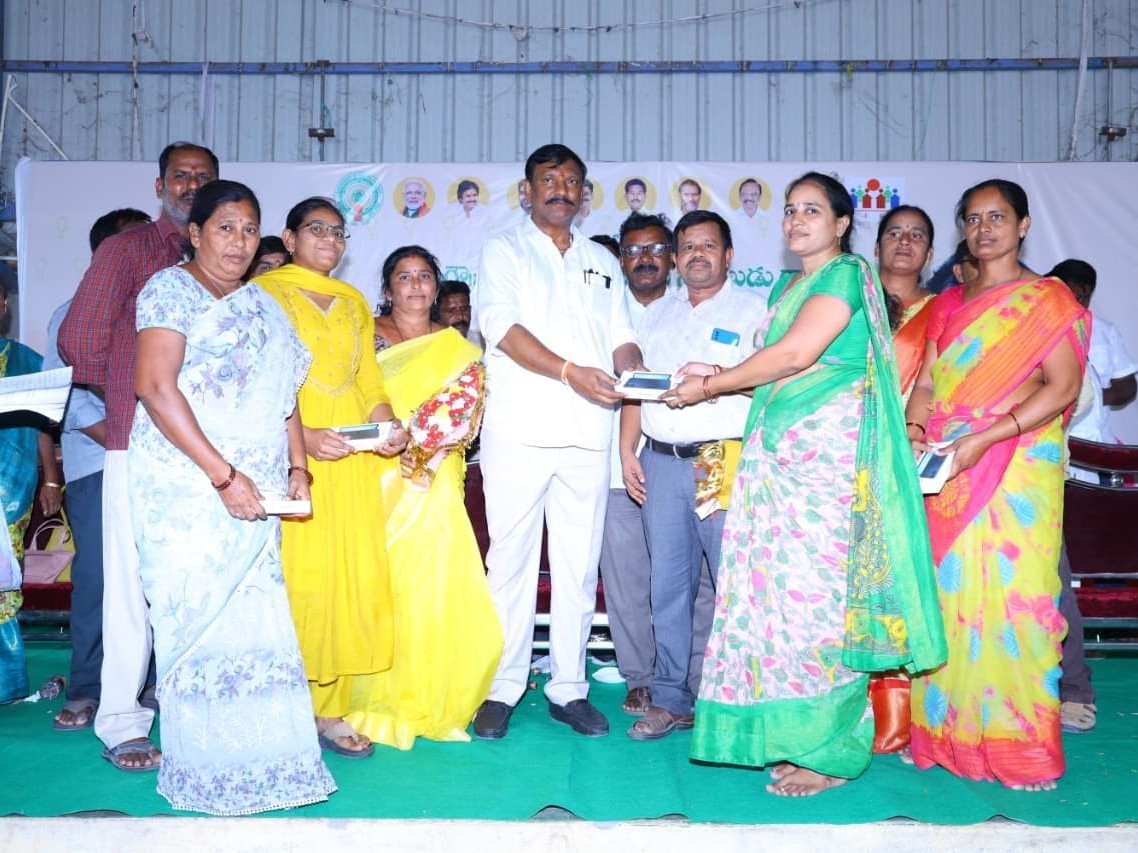 వీవోఏలకు మొబైల్ ఫోన్‌లు పంపిణీ చేసిన ఎమ్మెల్యే