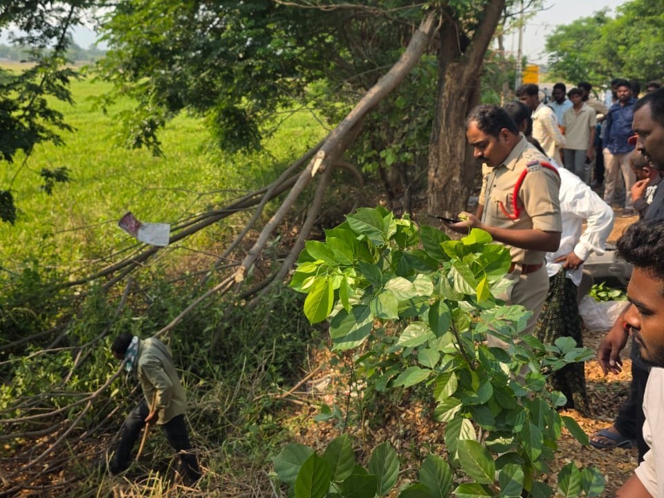 ఎలక్ట్రిక్ స్కూటీ అదుపుతప్పి బాలుడు మృతి