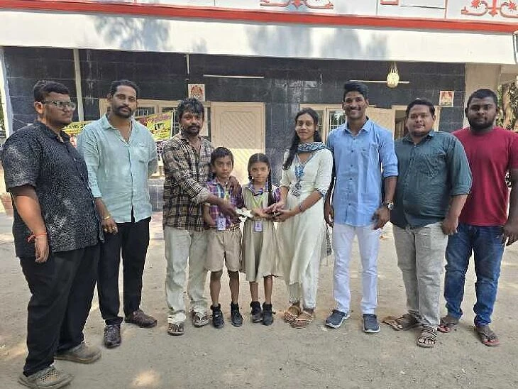 తెనాలిలో పేద విద్యార్థులకు యువత అండ