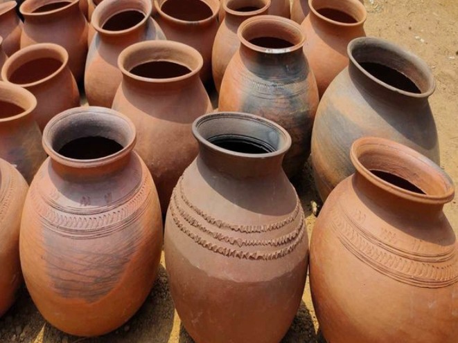 ‘తొర్రూరులో జోరుగా మట్టి కుండల విక్రయాలు’