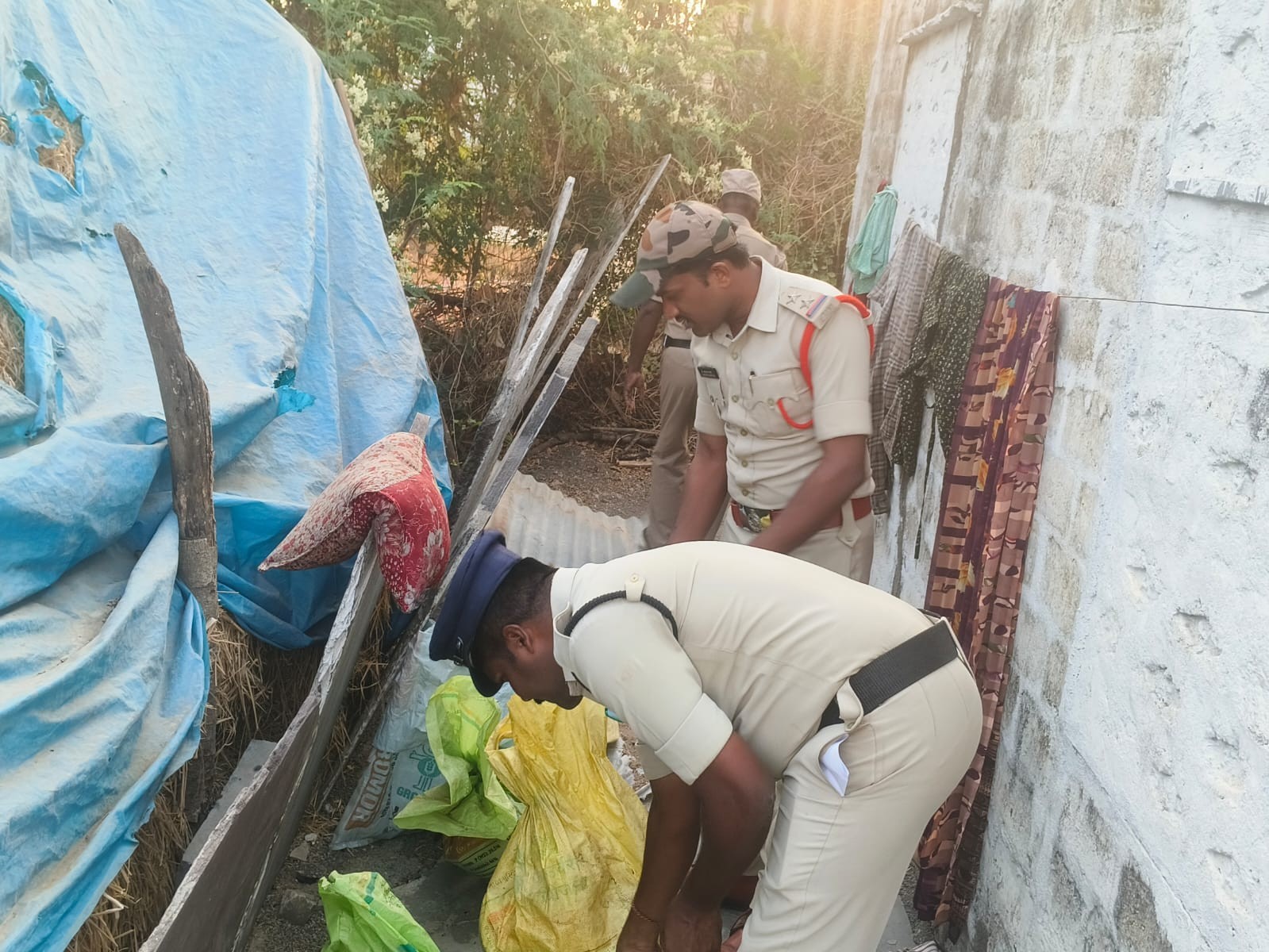 జంగమహేశ్వరపురంలో పోలీసుల తనిఖీలు