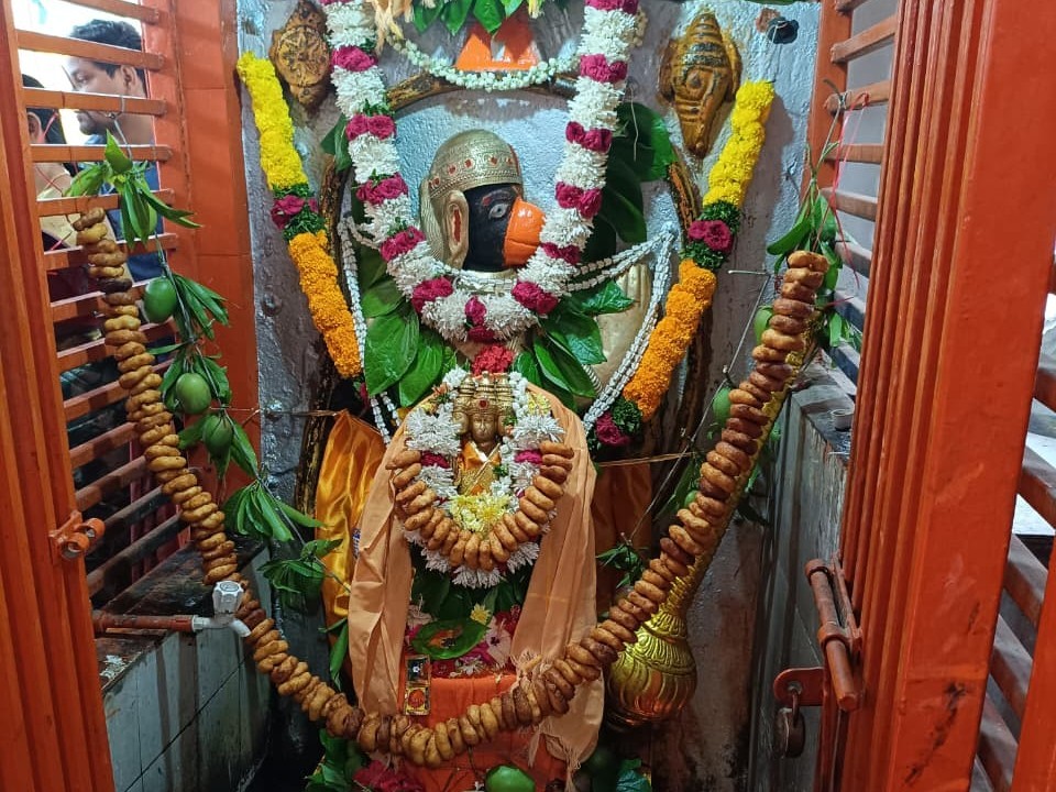 హనుమాన్ మాసోత్సవాల్లో భాగంగా స్వామికి వడలతో అలంకరణ