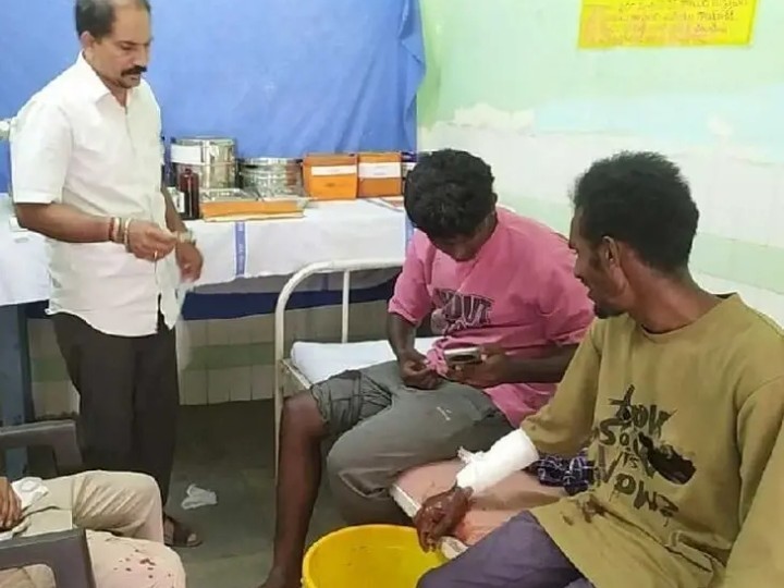 రోడ్డు ప్రమాదంలో యువకులకు గాయాలు