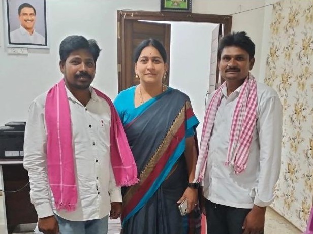 BRS జిల్లా అధ్యక్షురాలిని కలిసిన నాయకులు
