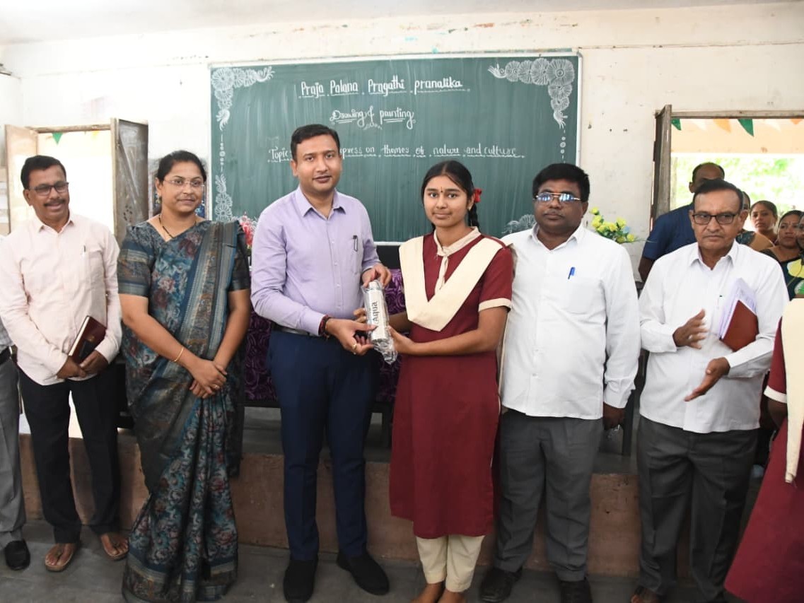 పాఠశాలను సందర్శించిన కలెక్టర్