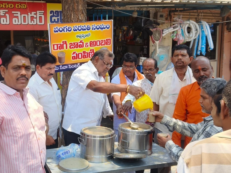 కాశిబుగ్గలో బాటసారులకు అంబలి పంపిణి