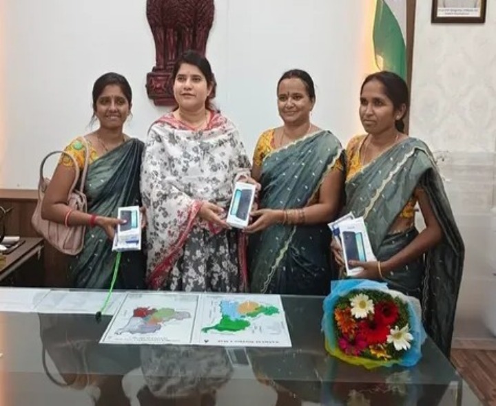 VOAలకు స్మార్ట్ ఫోన్లు పంపిణీ చేసిన కలెక్టర్