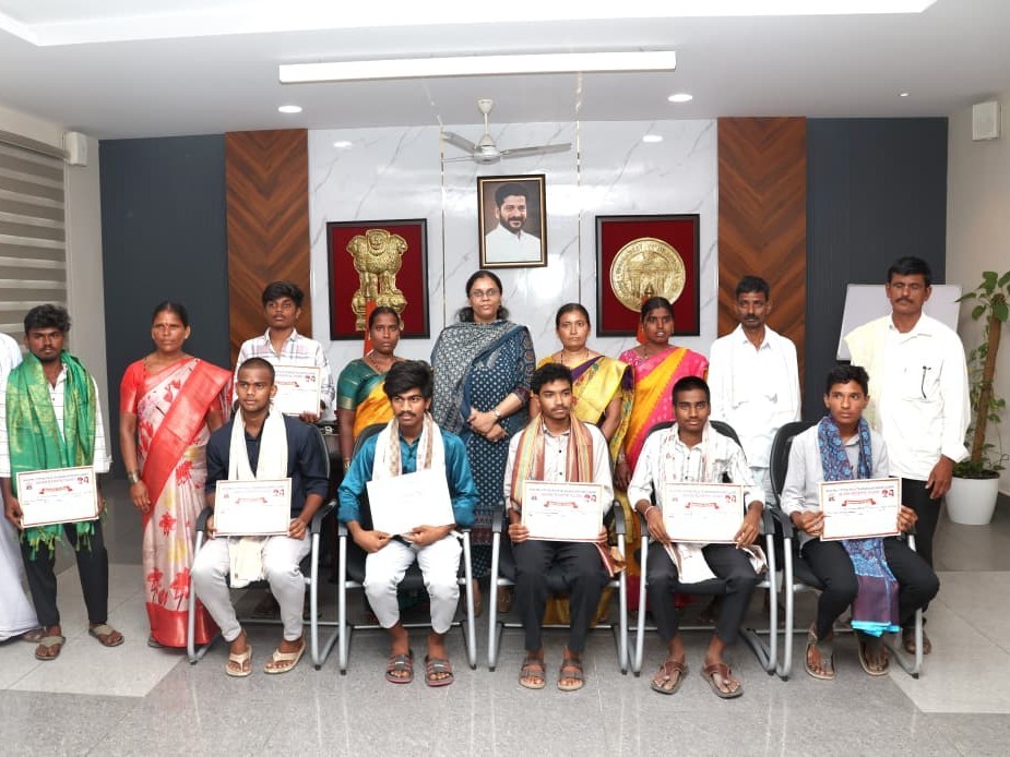 విద్యార్థులను సత్కరించిన కలెక్టర్