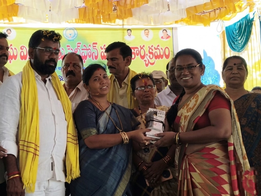 ఎమ్మెల్యే చేతుల మీదుగా వీవోఏలకు స్మార్ట్ ఫోన్లు