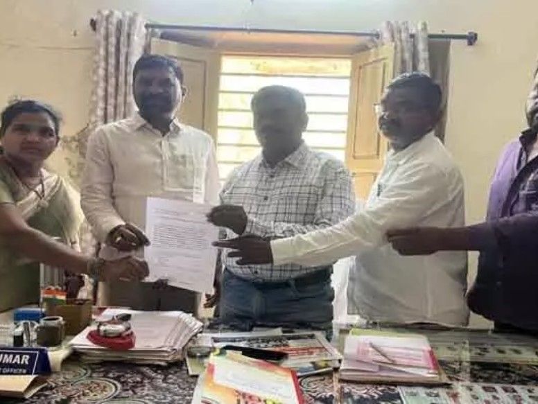 ఇందిరమ్మ కమిటీకి రాజీనామా చేసిన సభ్యులు