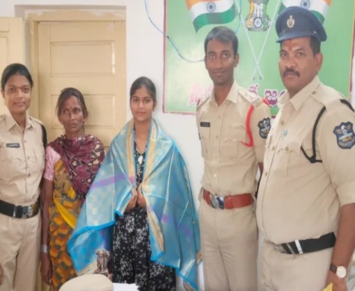 మండల టాపర్ హారికను అభినందించిన పోలీసులు