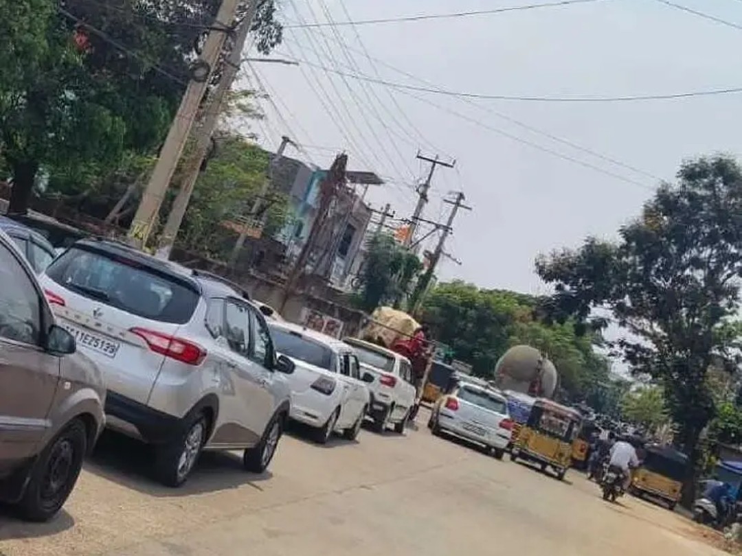 ఇంద్రానగర్ రైల్వే గేటు వద్ద వాహనదారుల అవస్థలు