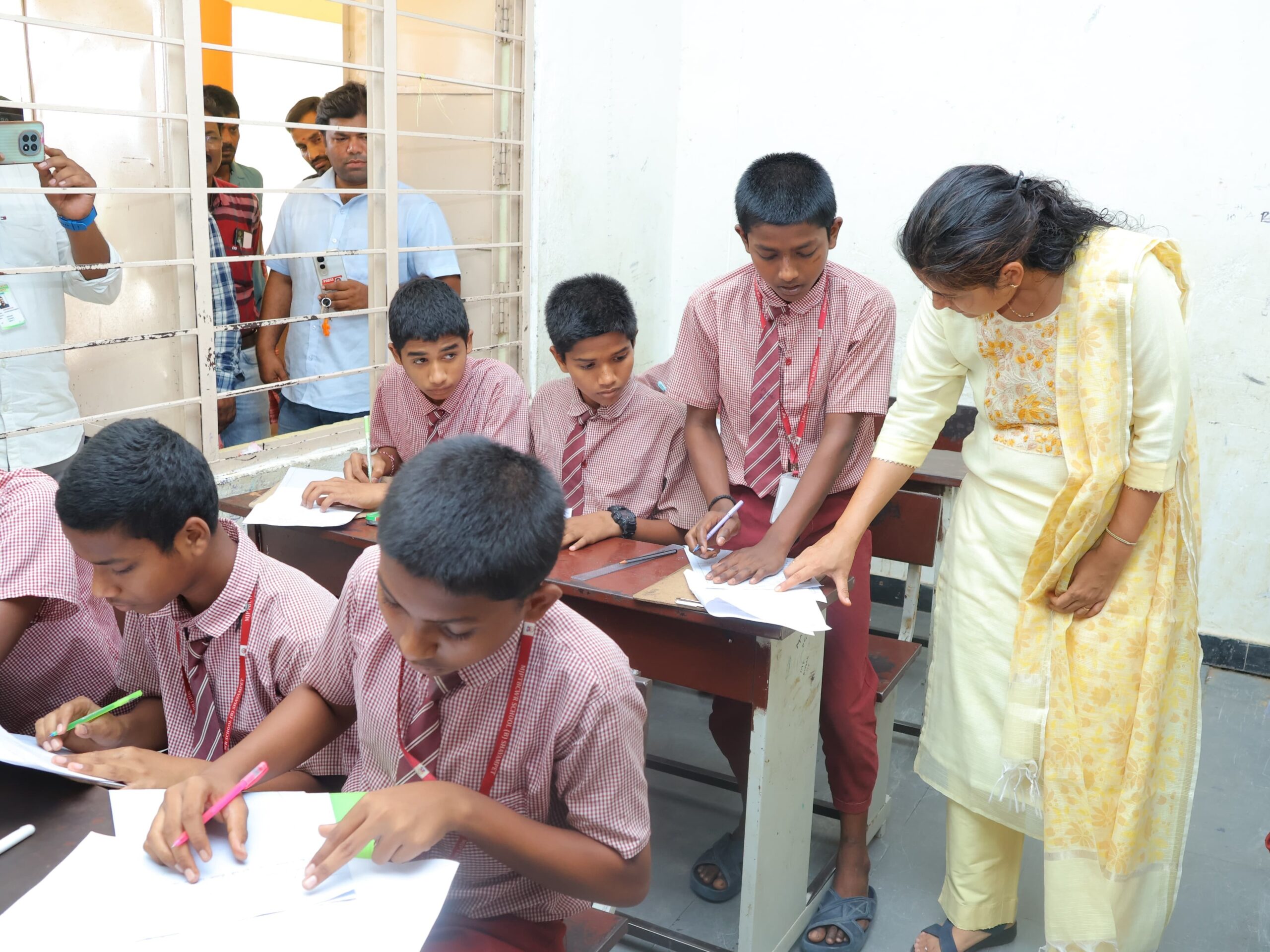 MJP పాఠశాలను సందర్శించిన కలెక్టర్